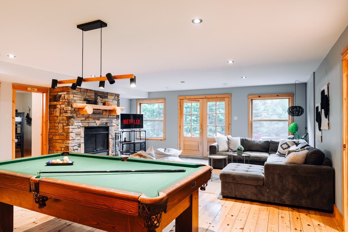 Table de billard au sous-sol et arcades