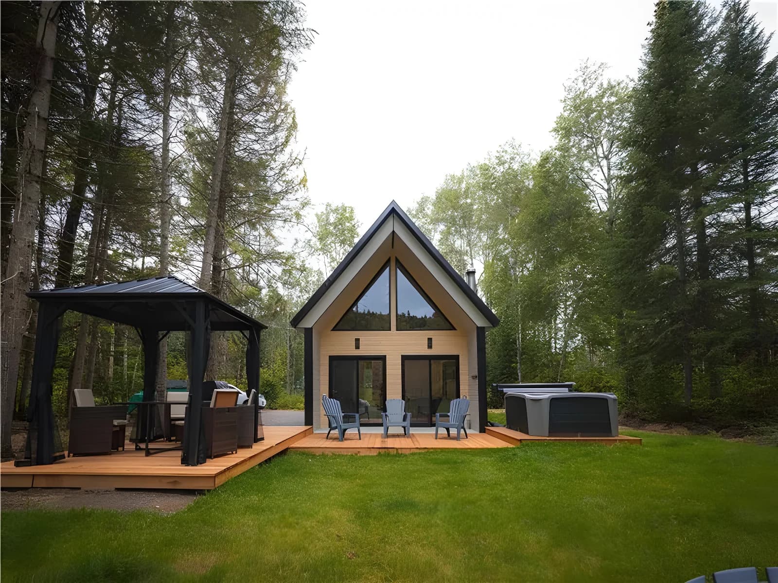 Nouveau chalet Le Bébé Falaise, bord de l'eau – La Tuque