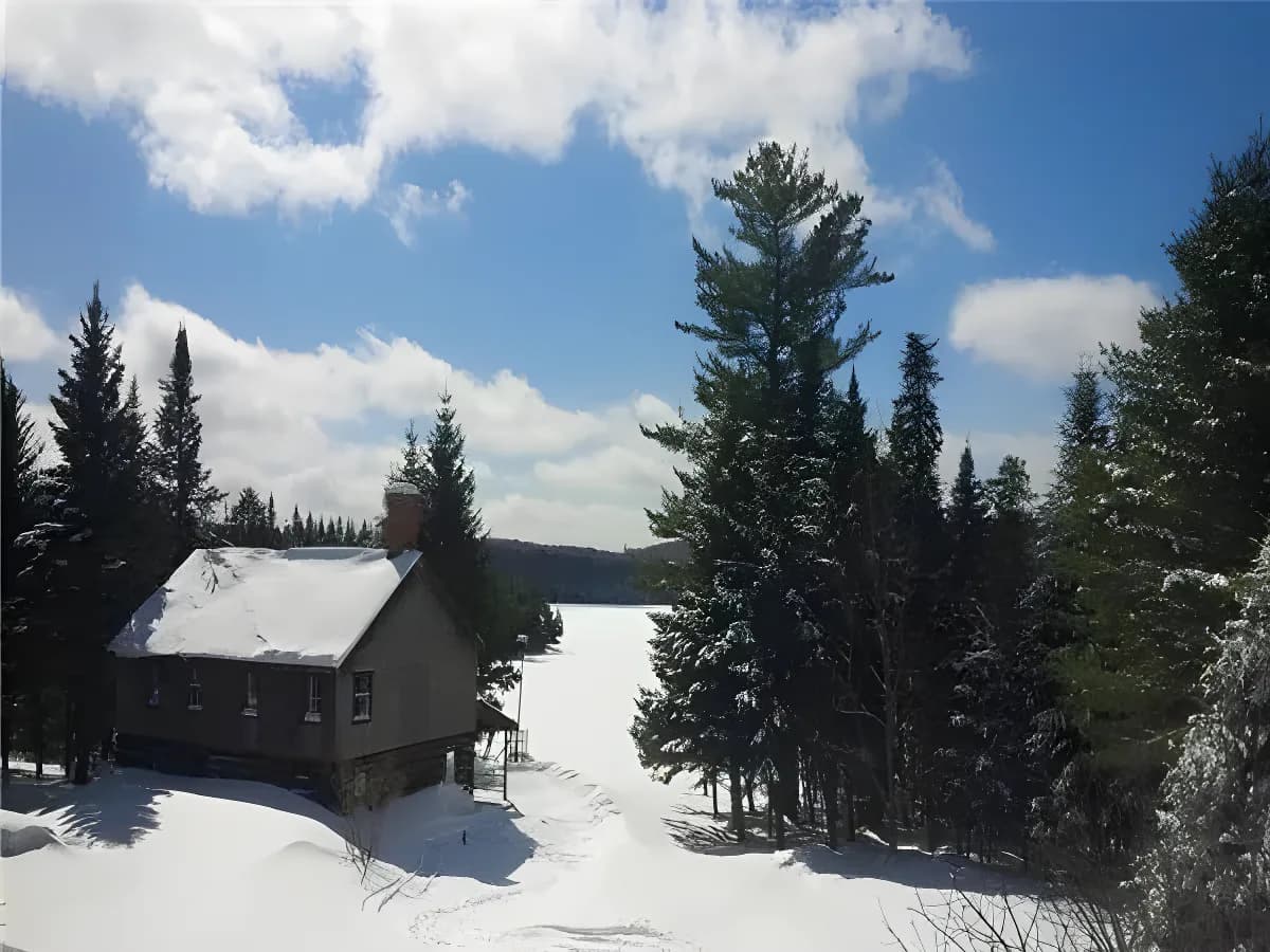 Chalet centenaire en bois rond sur un lac privé. – photo 3