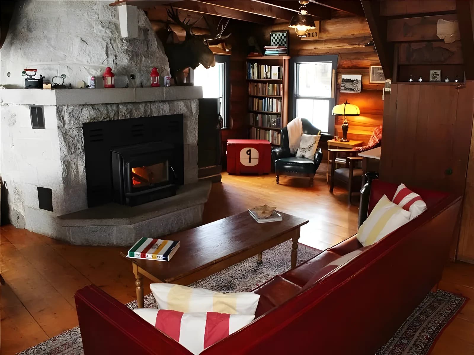 Chalet centenaire en bois rond sur un lac privé. – photo 5