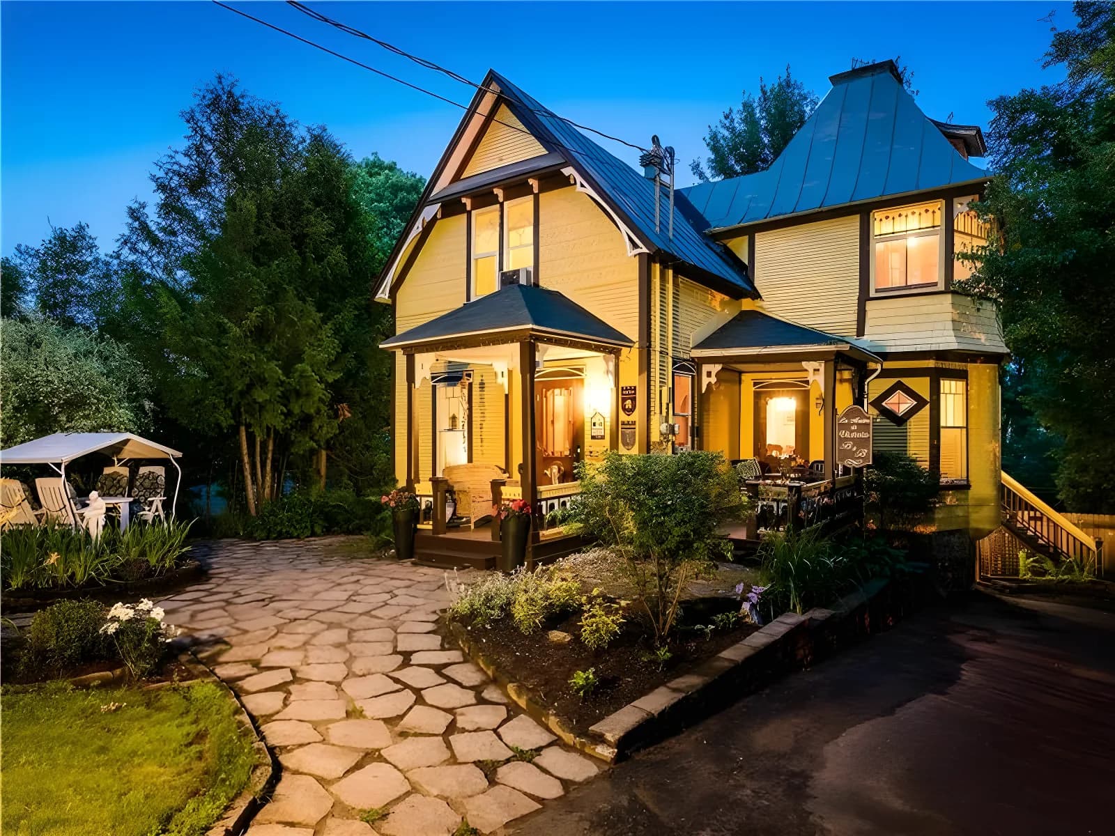Charming 1864 Victorian house with hot tub – Waterloo