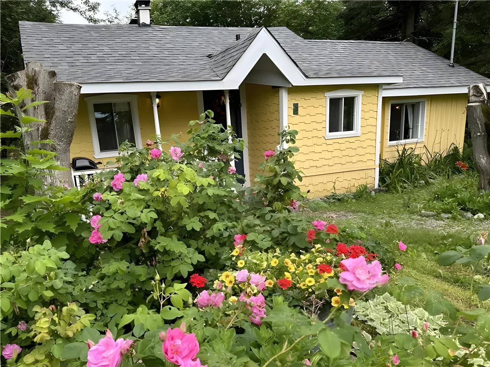 La place à Marie-Anne pour l'ambiance chaleureuse et le Spa. Sentier du village à partir du chalet. – St-Camille
