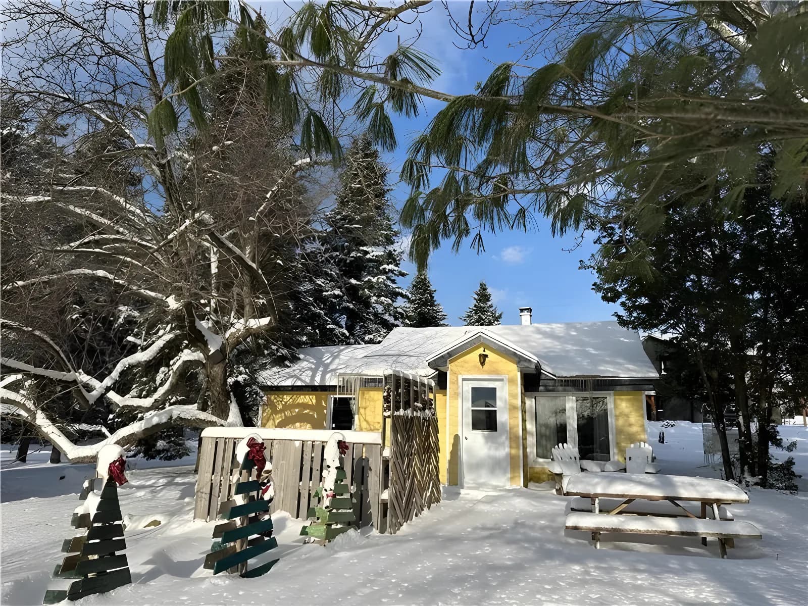 La place à Marie-Anne pour l'ambiance chaleureuse et le Spa. Sentier du village à partir du chalet. – photo 5