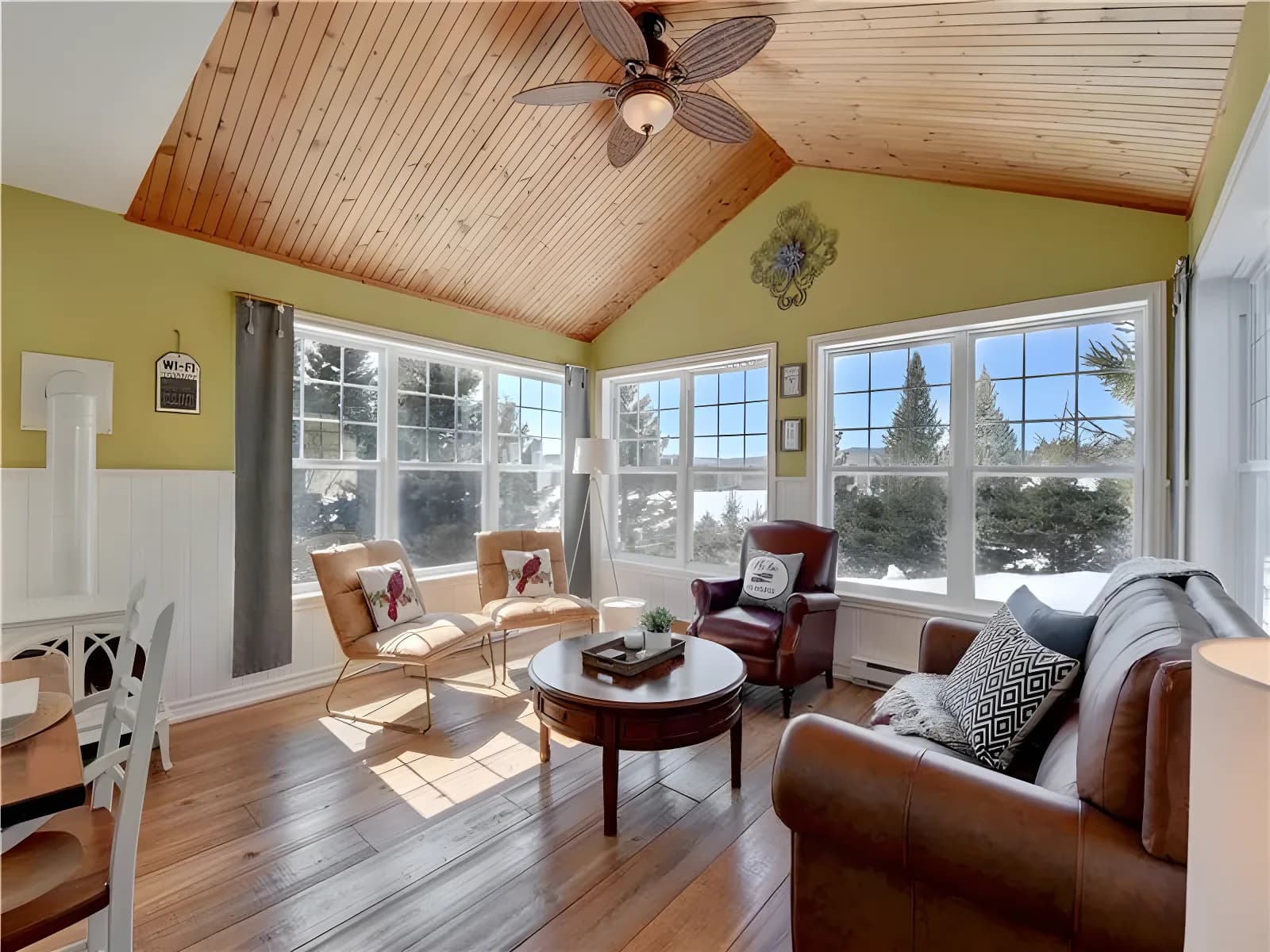 Large, bright chalet located on the waterfront of a lake. – photo 2