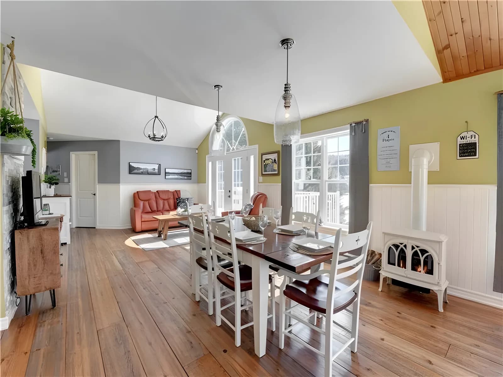 Large, bright chalet located on the waterfront of a lake. – photo 3