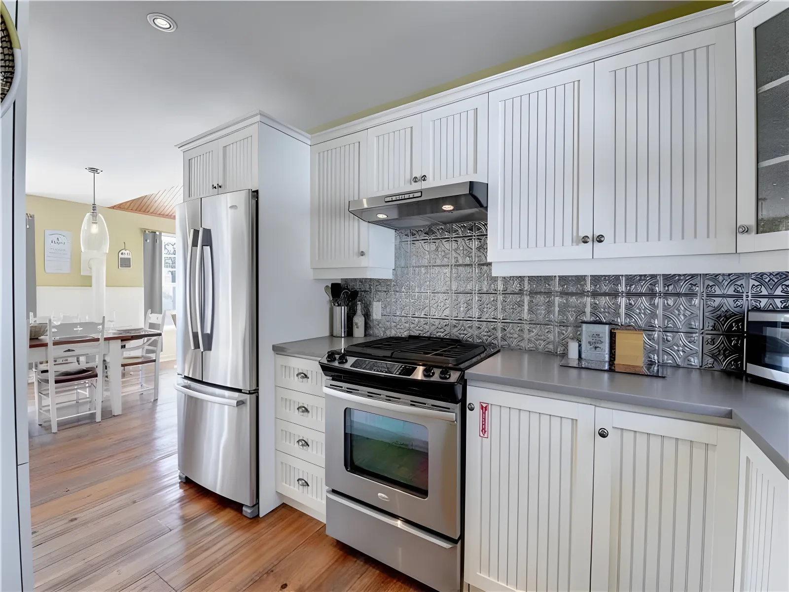 Large, bright chalet located on the waterfront of a lake. – photo 4