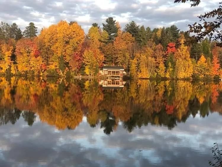 Le Chalet au Lac, entrée de la Vallee-Bras-du-Nord