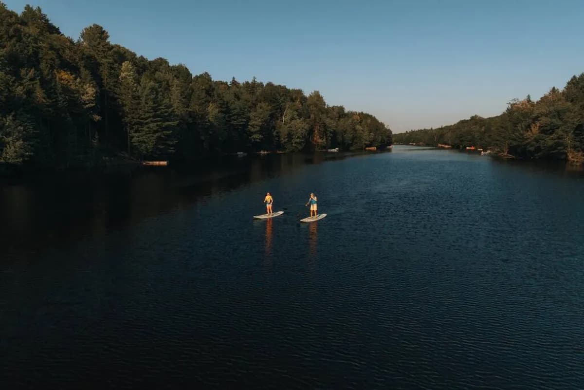 Free access to Fiddler Lake with complimentary boat rental