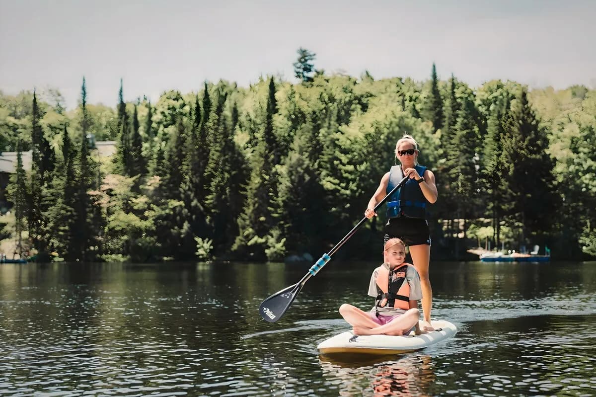 Accès au lac Fiddler avec prêt gratuit d’embarcations pour profiter du paddle, du kayak ou du canot.